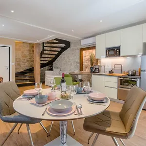 Apartment Luxury Petra In 400 Year Old Stone House 4+2, Split